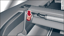 Behind the rear backrest: Removing the load guard