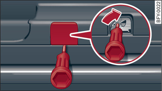 Fig. 31Interior da tampa da bagageira: Acesso ao destrancamento por emergência