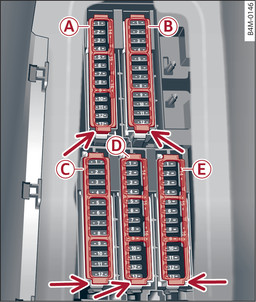 Fig. 342Vano piedi del conducente (guida a sinistra): portafusibili con mascherina in plastica