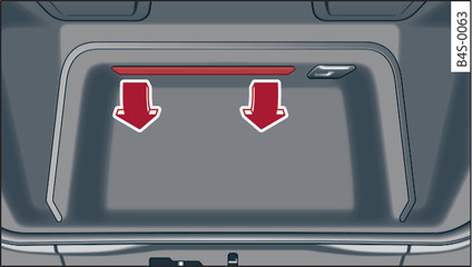 Fig. 164Bagagliaio: copertura della batteria